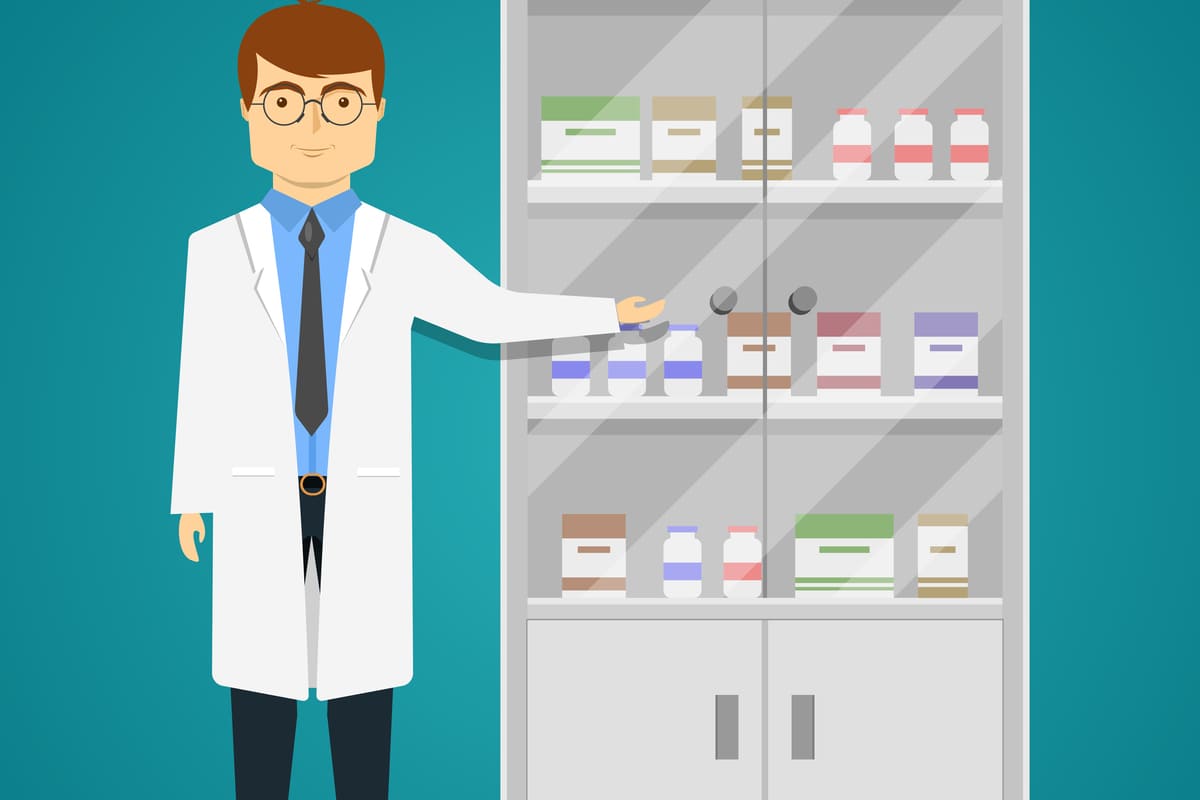 Ilustração de um profissional da saúde apontando para um armário vitrine hospitalar com prateleiras cheias de medicamentos e suprimentos.