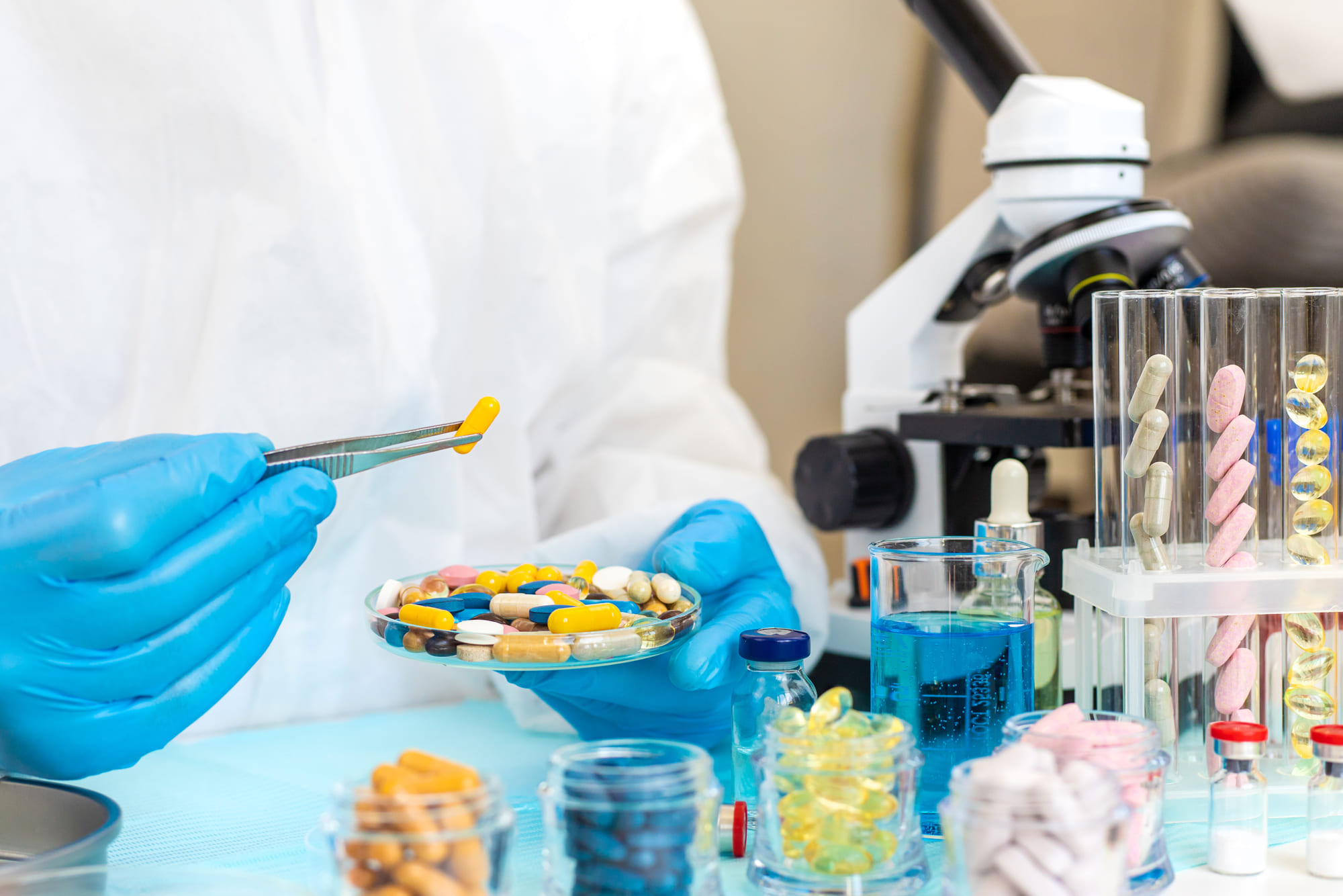 Análise de medicamento biológico em laboratório farmacêutico com microscópio e amostras.