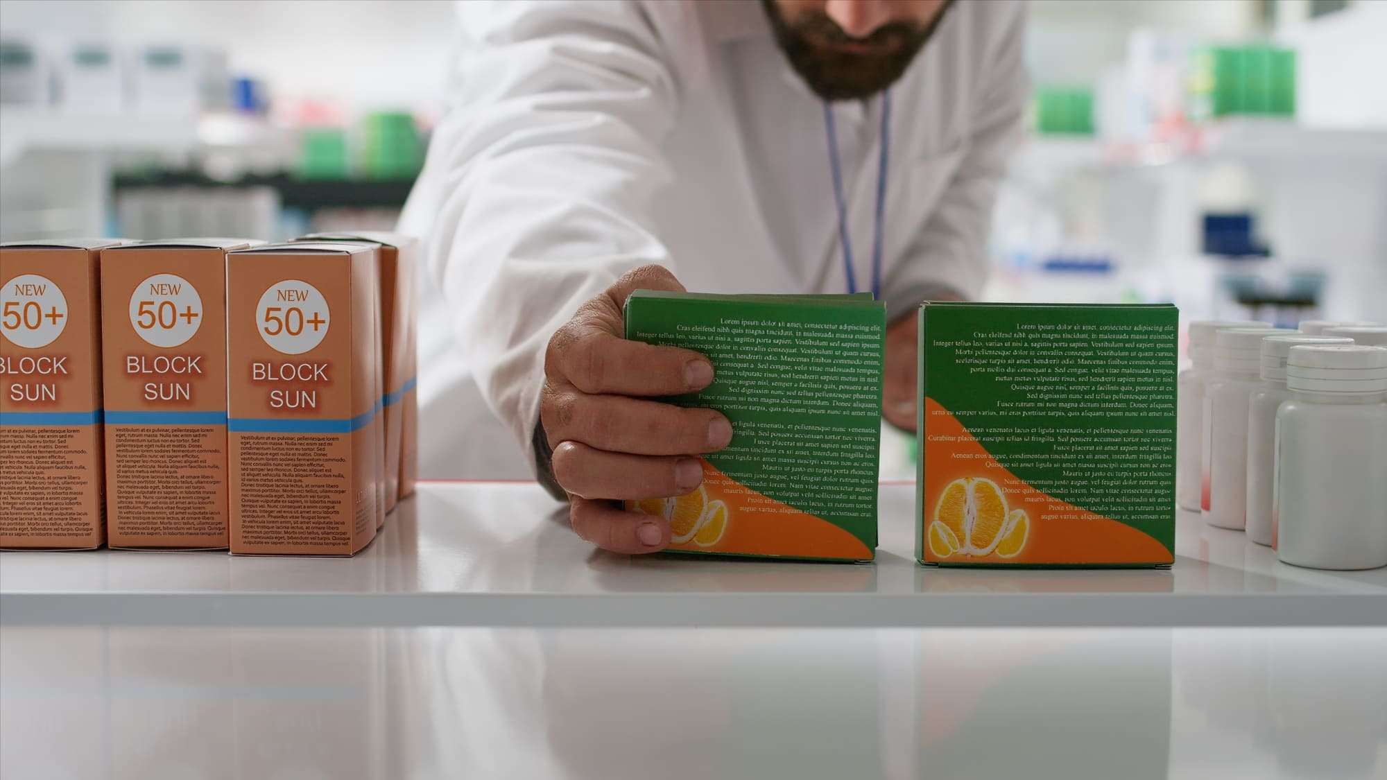 Farmacêutico posicionando caixas de medicamento similar em balcão de farmácia.